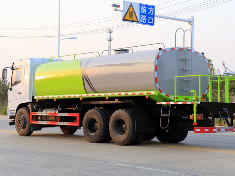 東風后八輪灑水車