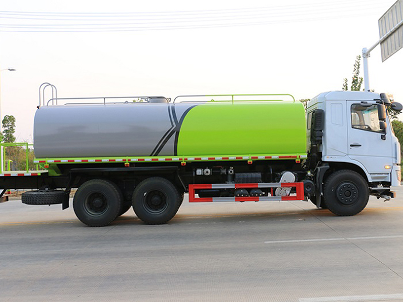 東風后八輪灑水車